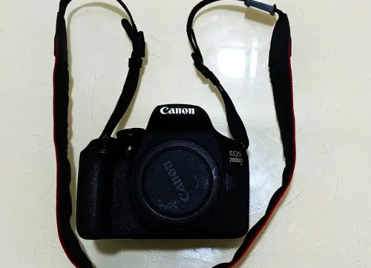 Canon 2000d With Kit Lens And Sigma 70-200mm Zoom Lens